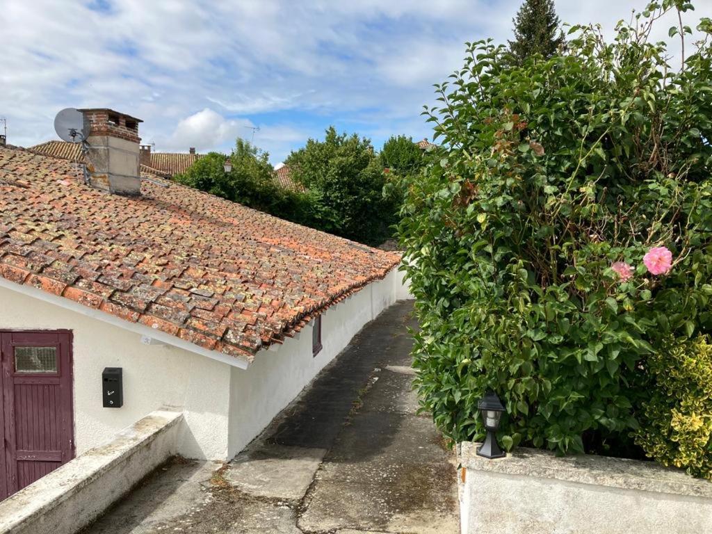 Gite Des Tournesols Oradour-Fanais Extérieur photo